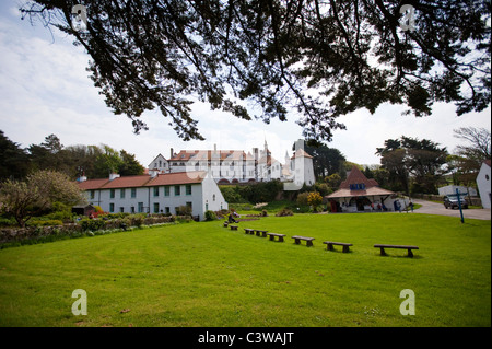 Village sur l'île de Caldey Caldey, le bureau de poste et du musée, et l'abbaye monastère à l'arrière. Pays de Galles Pembrokeshire, Caldey 117650 Banque D'Images