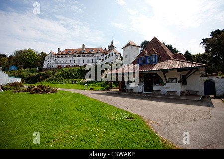 Village sur l'île de Caldey Caldey, le bureau de poste et du musée, et l'abbaye monastère à l'arrière. Pays de Galles Pembrokeshire, Caldey 117651 Banque D'Images