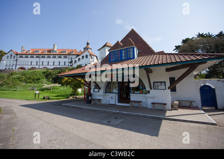 Village sur l'île de Caldey Caldey, le bureau de poste et du musée, et l'abbaye monastère à l'arrière. Pays de Galles Pembrokeshire, Caldey 117639 Banque D'Images