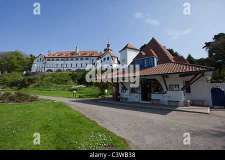 Village sur l'île de Caldey Caldey, le bureau de poste et un musée, et un monastère à l'arrière. Pays de Galles Pembrokeshire, Caldey 117640 Banque D'Images