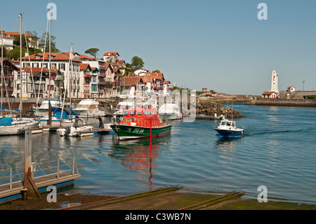 France St Jean de Luz un typique village de pêcheurs Cote Basque le sable de la plage du rivage de la mer Banque D'Images