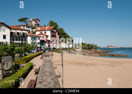 France St Jean de Luz un typique village de pêcheurs Cote Basque le sable de la plage du rivage de la mer Banque D'Images