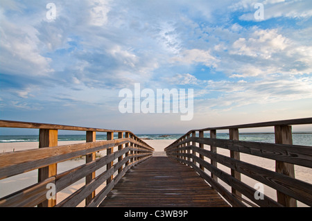 Scène d'une passerelle menant à la plage à Orange Beach AL. Banque D'Images