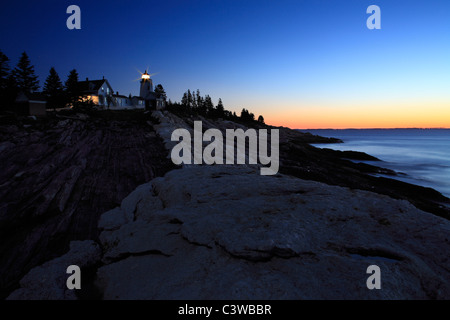Le Pemaquid Point Lighthouse, Holding Vigil alors même que l'aube lumière avant d'ouvrir un autre jour de la Nouvelle Angleterre, Bristol, Maine USA Banque D'Images