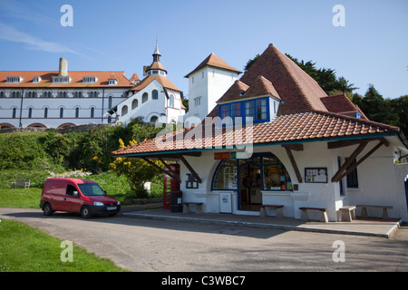 Village sur l'île de Caldey Caldey, le bureau de poste et un musée, et un monastère à l'arrière. Pays de Galles Pembrokeshire, Caldey 117666 Banque D'Images