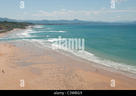 France St Jean de Luz un typique village de pêcheurs Cote Basque le sable de la plage du rivage de la mer Banque D'Images