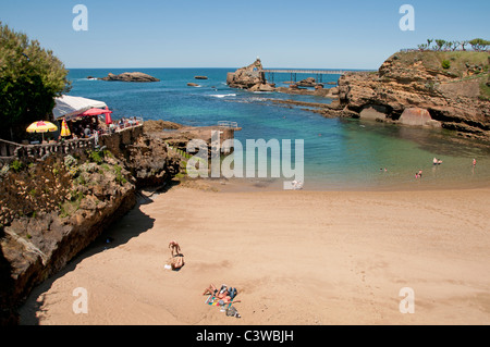 France Biarritz vieux port français de la mer des rochers La plage du Port-Vieux Pyrenees Atlantiques Aquitaines flux flux reflux Banque D'Images