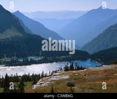 Un lac de montagne et des sommets alpins dans le Glacier National Park dans le Montana, USA Banque D'Images