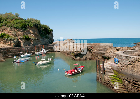 France Biarritz vieux port français de la mer des rochers La plage du Port-Vieux Pyrenees Atlantiques Aquitaines flux flux reflux Banque D'Images