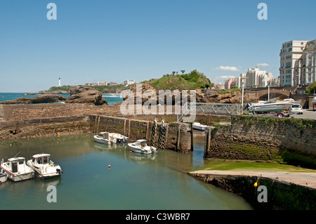 France Français, Biarritz, Vieux Port, Mer des rochers, Plage du Port-Vieux, Pyrénées Atlantiques, Aquitaines, marée basse écoulement Banque D'Images