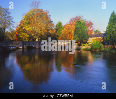 UK,Derbyshire, Peak District,Ashford dans l'eau,Sheepwash Bridge & Rivière Wye Banque D'Images