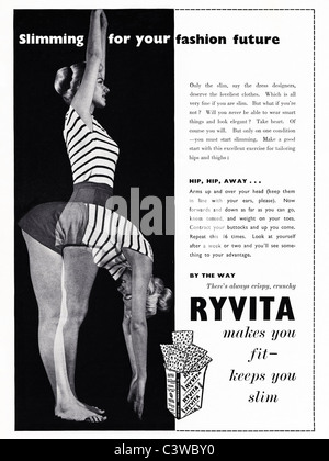 Annonce d'une page d'origine en magazine de mode vers 1955 pour RYVITA biscuits minceur Banque D'Images