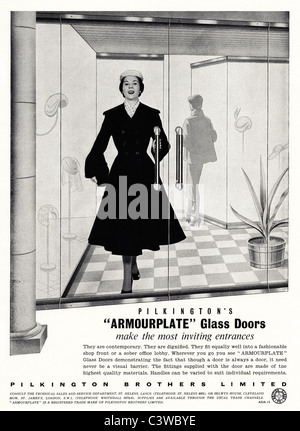 Annonce d'une page d'origine en magazine de mode vers 1955 pour portes en verre PILKINGTON ARMOURPLATE Banque D'Images