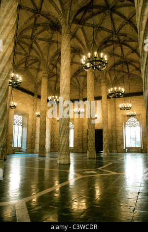 Colonnes, plafond à voûte, La Lonja de la Seda, hall de l'échange de la Soie au patrimoine mondial de l'UNESCO à Valence, Espagne Banque D'Images