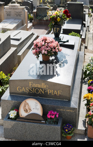 La chanteuse française Edith Piaf dans la tombe du cimetière du Père-Lachaise, 20e arrondissement, Paris, France Banque D'Images