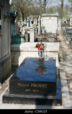 La tombe de l'écrivain français Marcel Proust au cimetière du Père-Lachaise, 20e arrondissement, Paris, France Banque D'Images