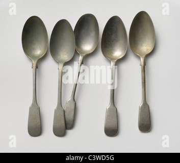 Ancien utilisé des cuillères sur un fond blanc Banque D'Images