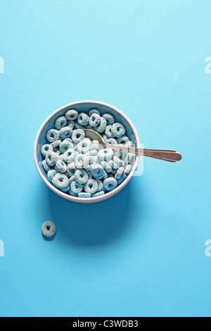 Dans un bol de céréales de petit déjeuner bleu Banque D'Images