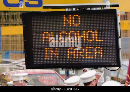 Des panneaux routiers électroniques 'avertissement Pas d'alcool dans la zone" Banque D'Images