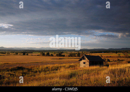 Une cabane abandonnée au Vermont en début de soirée à la lumière, vers les montagnes de l'Adirondack de New York State, USA Banque D'Images