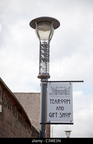 Streetlight & affiche à l'extérieur de l'École de Scotland Street Museum Glasgow indiquant un salon de thé et boutique de cadeaux. Charles Rennie Mackintosh Banque D'Images