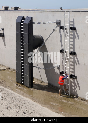 Nouveau quai du port en eau profonde de l'expansion à Maasvlakte 2 de Rotterdam aux Pays-Bas. Banque D'Images