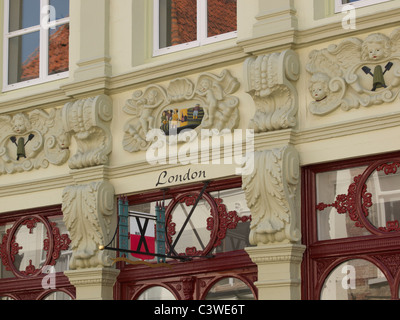 Bâtiment historique détail Bergen op Zoom, avec l'écriture et le Tower Bridge Londres signe. Noord Brabant, Pays-Bas Banque D'Images