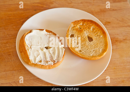 Un bagel grillé avec du fromage à la crème Banque D'Images