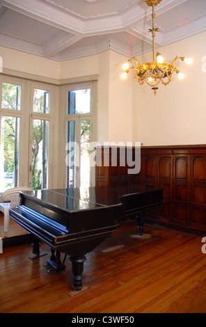 Grand piano dans une maison de luxe avec une décoration élégante Banque D'Images