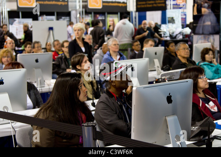 L'apprentissage des élèves en classe d'ordinateur Apple Mac Banque D'Images