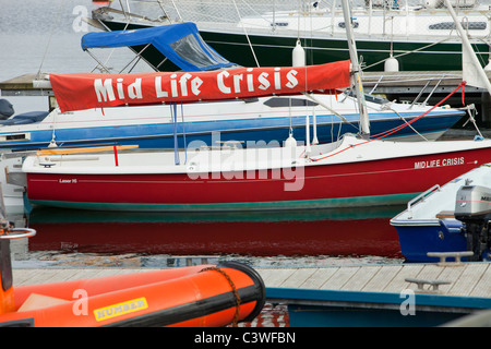 Un yacht amarré dans le port de Tayvallich sur Loch Sween près de Lochgilphead en Ecosse, Royaume-Uni, avec un nom humoristique Banque D'Images