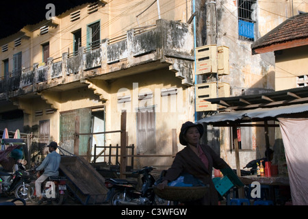 Les hommes et les femmes mènent leur vie quotidienne sur un matin tôt sur une rue dans les régions rurales de Kratie, le Cambodge. Banque D'Images