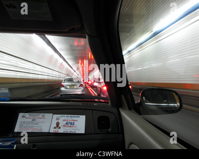 La conduite dans un taxi par Lincoln Tunnel, New York City, NY Banque D'Images