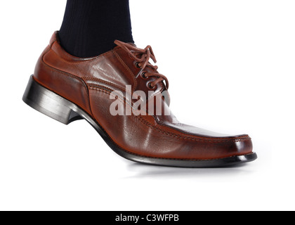 Pied mâle dans brow shoe walking on white background Banque D'Images