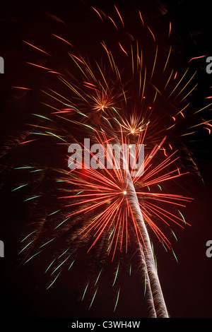 Une partie des porcs, des tartes, et festival Fireworks Fireworks par Central Maine pièces pyrotechniques au Gardiner, Maine en 2010. Banque D'Images