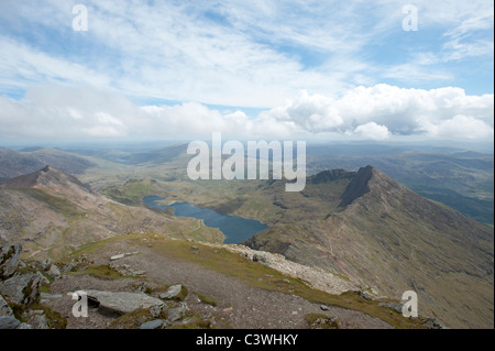 Une vue depuis le sommet du Mont Snowdon, la plus haute montagne du Pays de Galles UK Banque D'Images