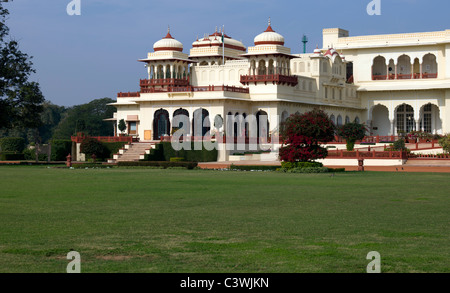 Vue de côté de l'hôtel Rambagh Palace à Jaipur, Rajasthan, Inde Banque D'Images