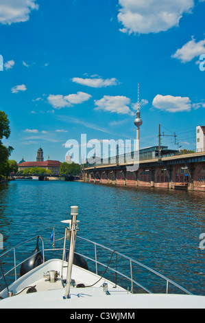 Bow of yacht sur rivière Spree à Berlin à Jannowitzbruecke avec Alex tv tower en arrière-plan Banque D'Images