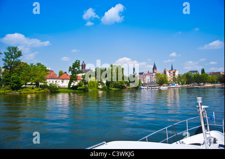 De Bow River yacht approchant Koepenick, Dahme, Spree, Berlin, Allemagne Banque D'Images