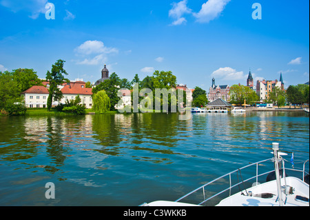 De Bow River yacht approchant Koepenick, Dahme, Spree, Berlin, Allemagne Banque D'Images