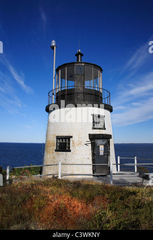 Un petit phare, l'Owl's Head Light à l'entrée de Rockland Harbor, Maine, USA Banque D'Images