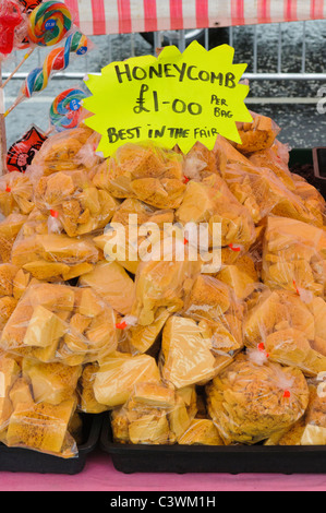 Sacs de honeycomb at a market stall. Banque D'Images