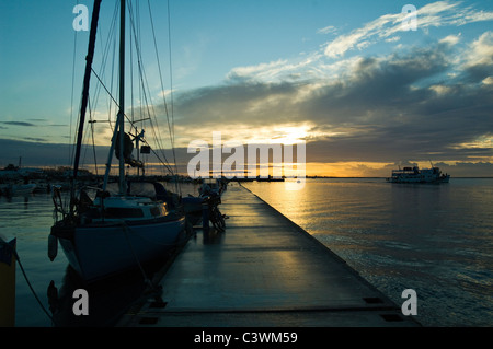 L'un des marinas à l'aube dans l'est de Albufeira, Algarve, Portugal. Banque D'Images