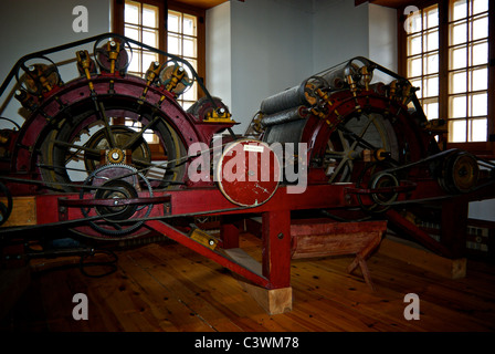 Début powered carde laine mécanique restauré en usine de textile à l'Ile-des-Moulins Terrebonne Québec parc du musée Banque D'Images