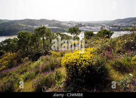 Depuis le côté espagnol de la rivière Guadiana à Sanlucar de Guadiana avec Alcoutim , le Portugal dans l'arrière-plan Banque D'Images