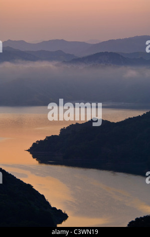 Le soleil levant sur le lac de lumière Casitas et collines près de Ojai, Californie Banque D'Images