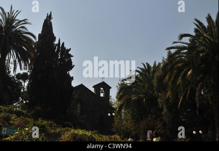 Ciel bleu silhouette vue en arborescence de la chapelle du Sanctuaire de l'Immaculée Conception, Cerro San Cristobal, Santiago, Chili Banque D'Images