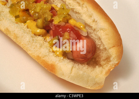 Un hot-dog avec de la moutarde, ketchup, oignons, relish et sur un petit pain. Banque D'Images