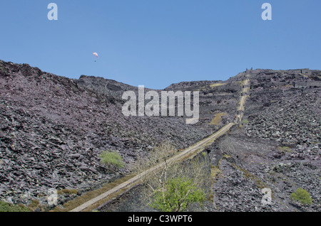 Parapente au-dessus de l'horizon, près d'une pente A5 à Dinorwig mine d'ardoise, Snowdonia, le Nord du Pays de Galles, Royaume-Uni Banque D'Images