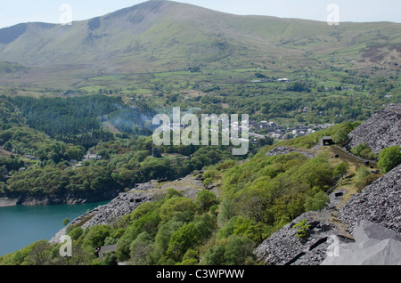 La fumée s'élevant à partir de la gare de Cloggy Snowdon, vu de Dinorwig mine d'ardoise, Snowdonia, le Nord du Pays de Galles, Royaume-Uni Banque D'Images